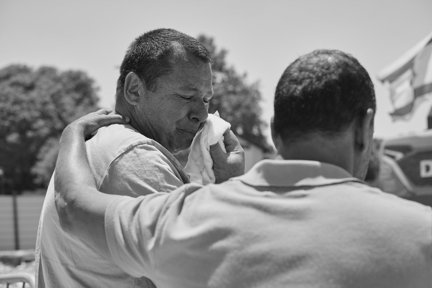 אלי שרעבי התקשה לעצור את הדמעות כשראה איך הורסים את ביתו בבארי