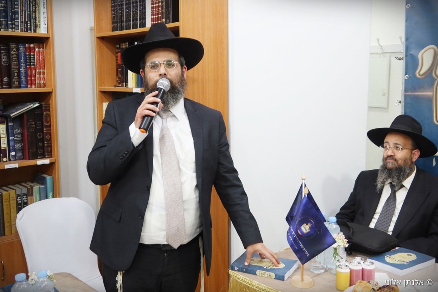 הרבנים במעמד