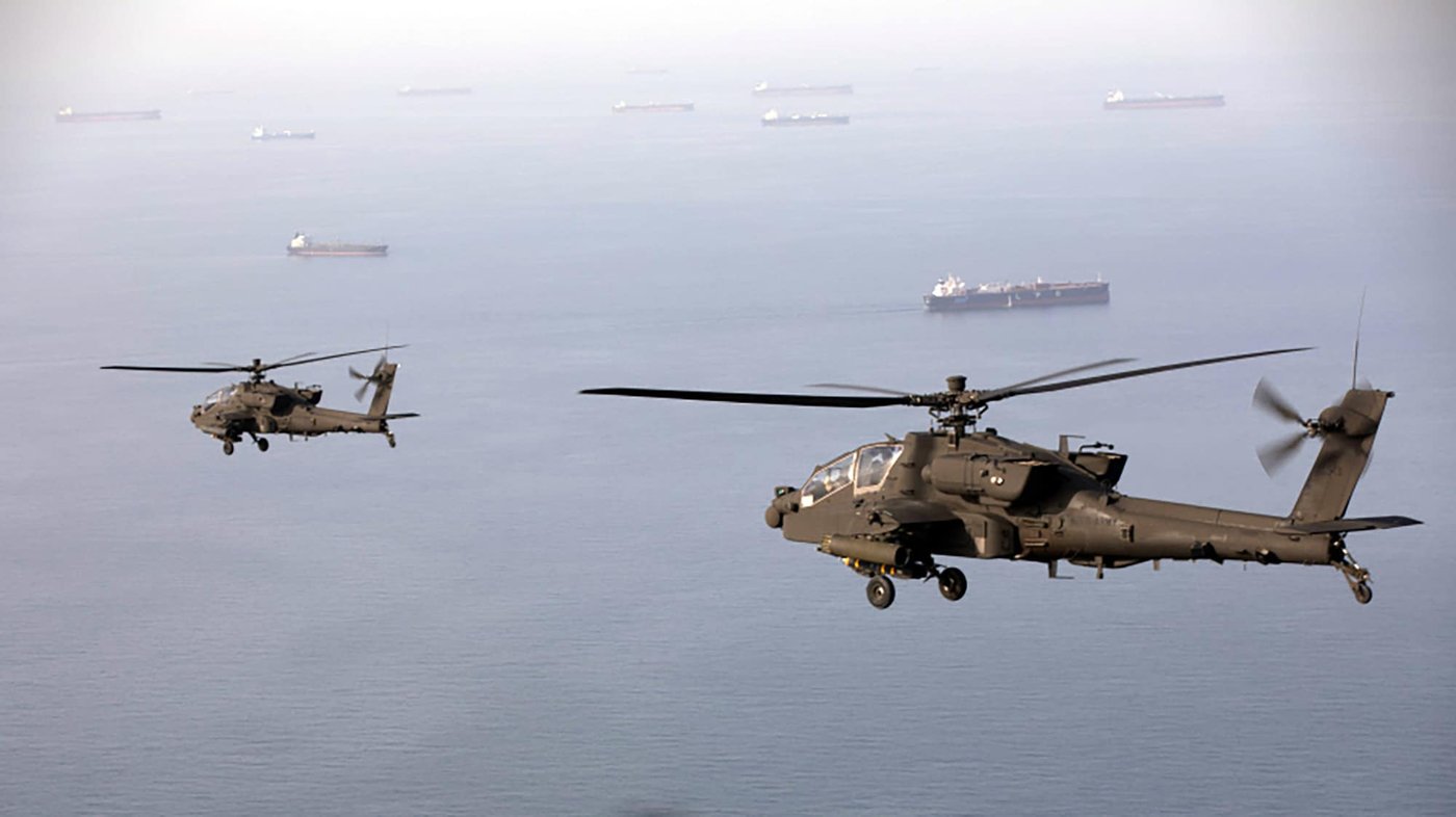 מסוקי אפאצ'י AH-64 מסיירים במצרי הורמוז