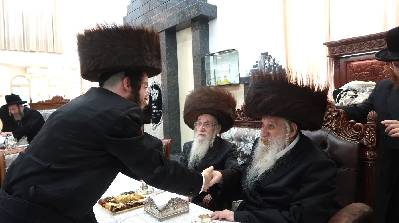 שמחת הברית בחצרות טשארנאביל - מעליץ