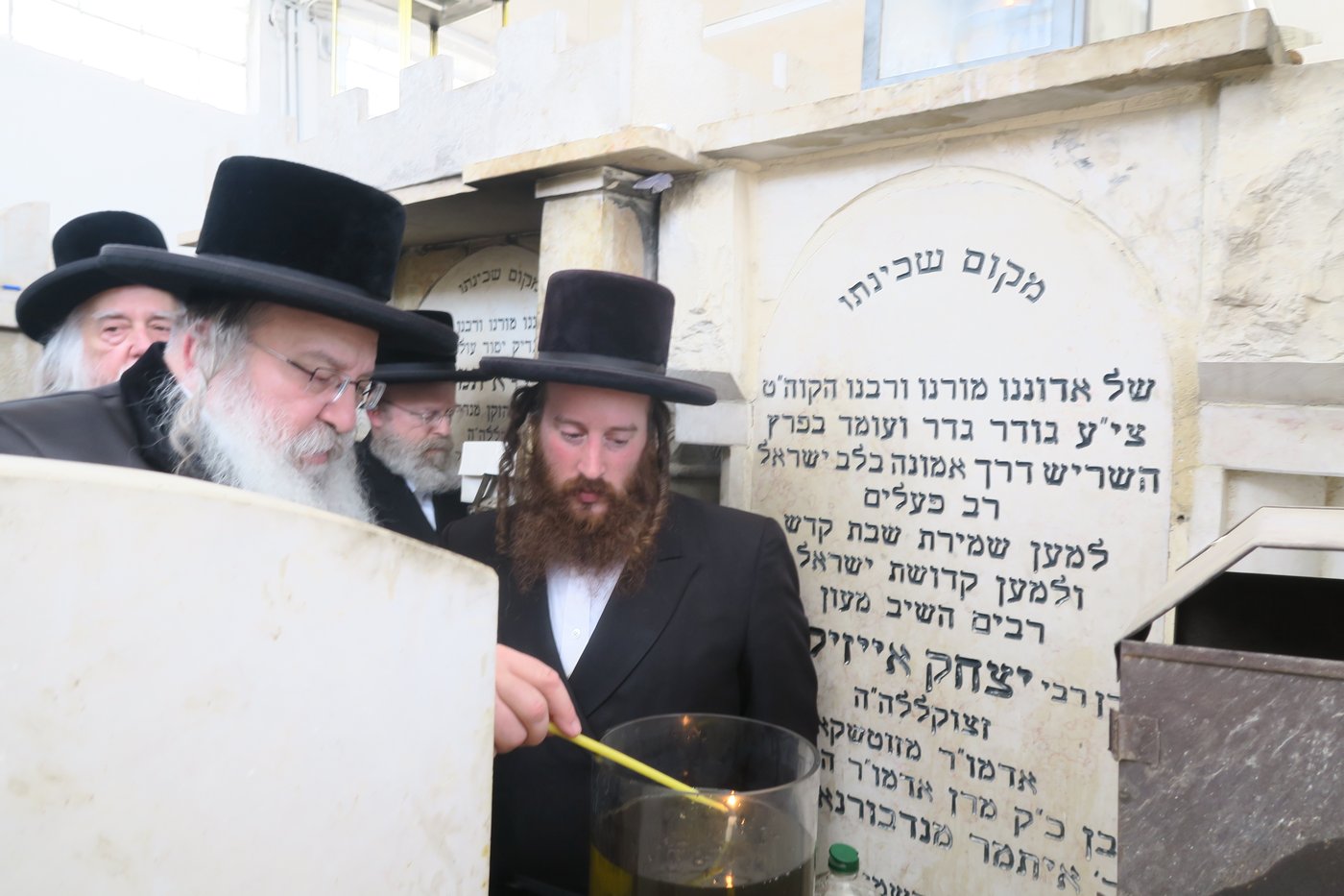 האדמו"ר מנדבורנה בתפילה ב'הר הזיתים'