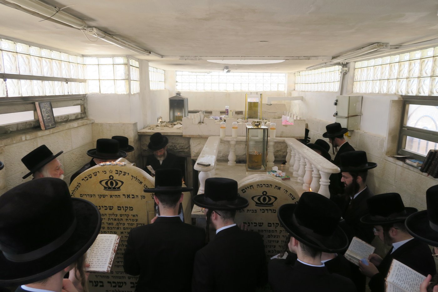 האדמו"ר מנדבורנה בתפילה ב'הר הזיתים'