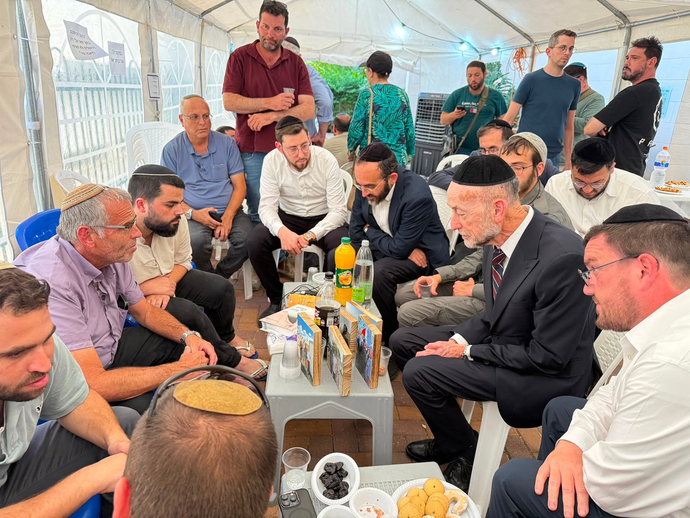 ניחום האבלים של מקלב בבית משפחת יערי