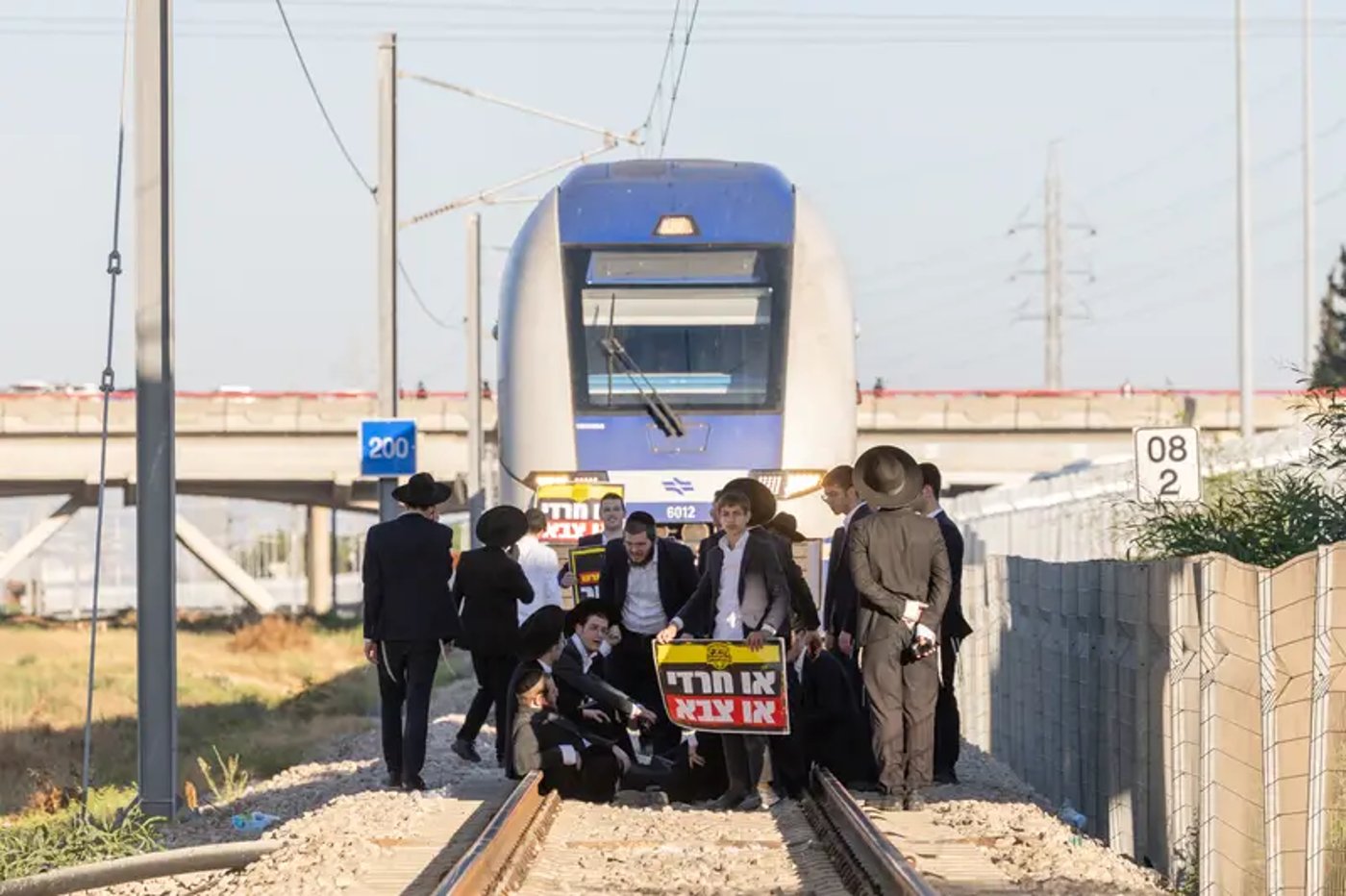 מפגיני הפלג חוסמים רכבת במחלף גנות