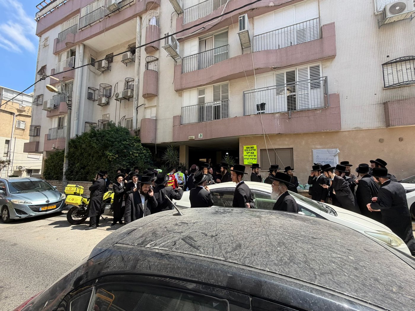 המונים חוסמים את ניסיונות ההריסה בבני ברק