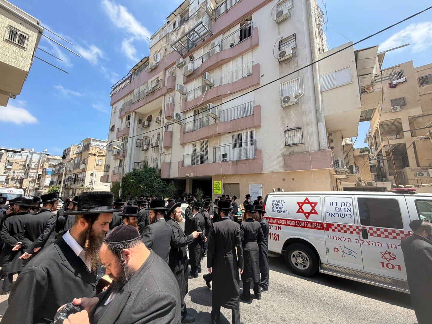 המונים חוסמים את ניסיונות ההריסה בבני ברק