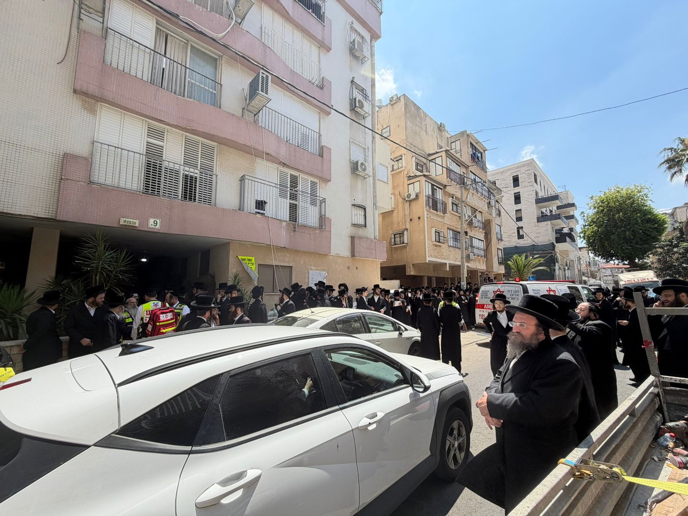 המונים חוסמים את ניסיונות ההריסה בבני ברק