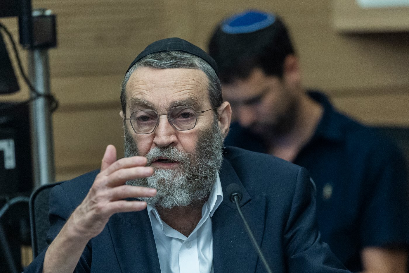 חבר הכנסת משה גפני משתתף בישיבת ועדת הכספים