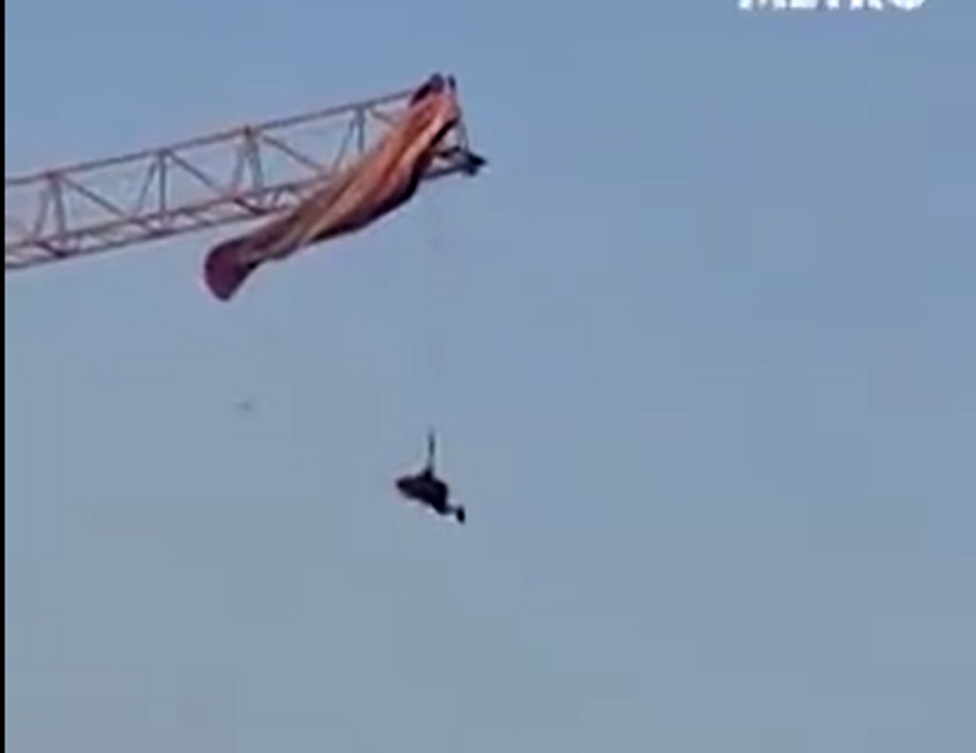 הגבר תלוי על מנוף