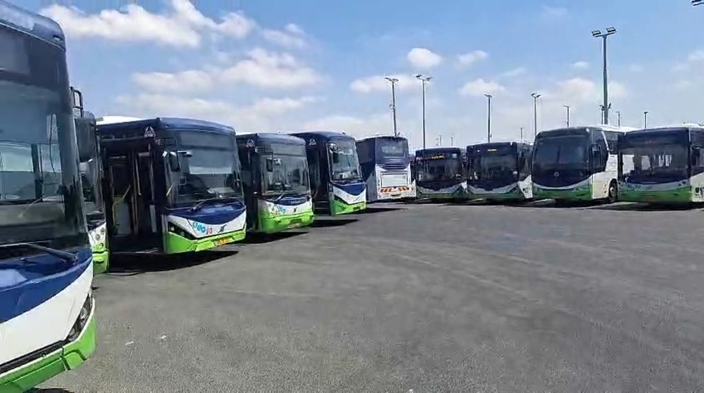 נוסעים נתקעו בתחנות: עימות בין נהגים הוביל להשבתת התחבורה הציבורית