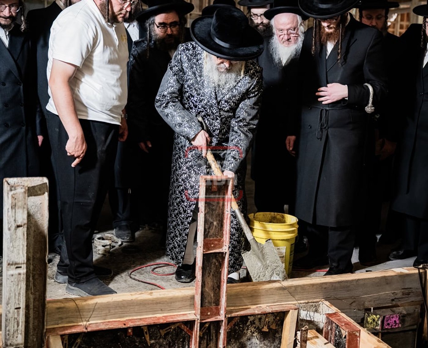 יציקת המקווה בישיבת סאטמר