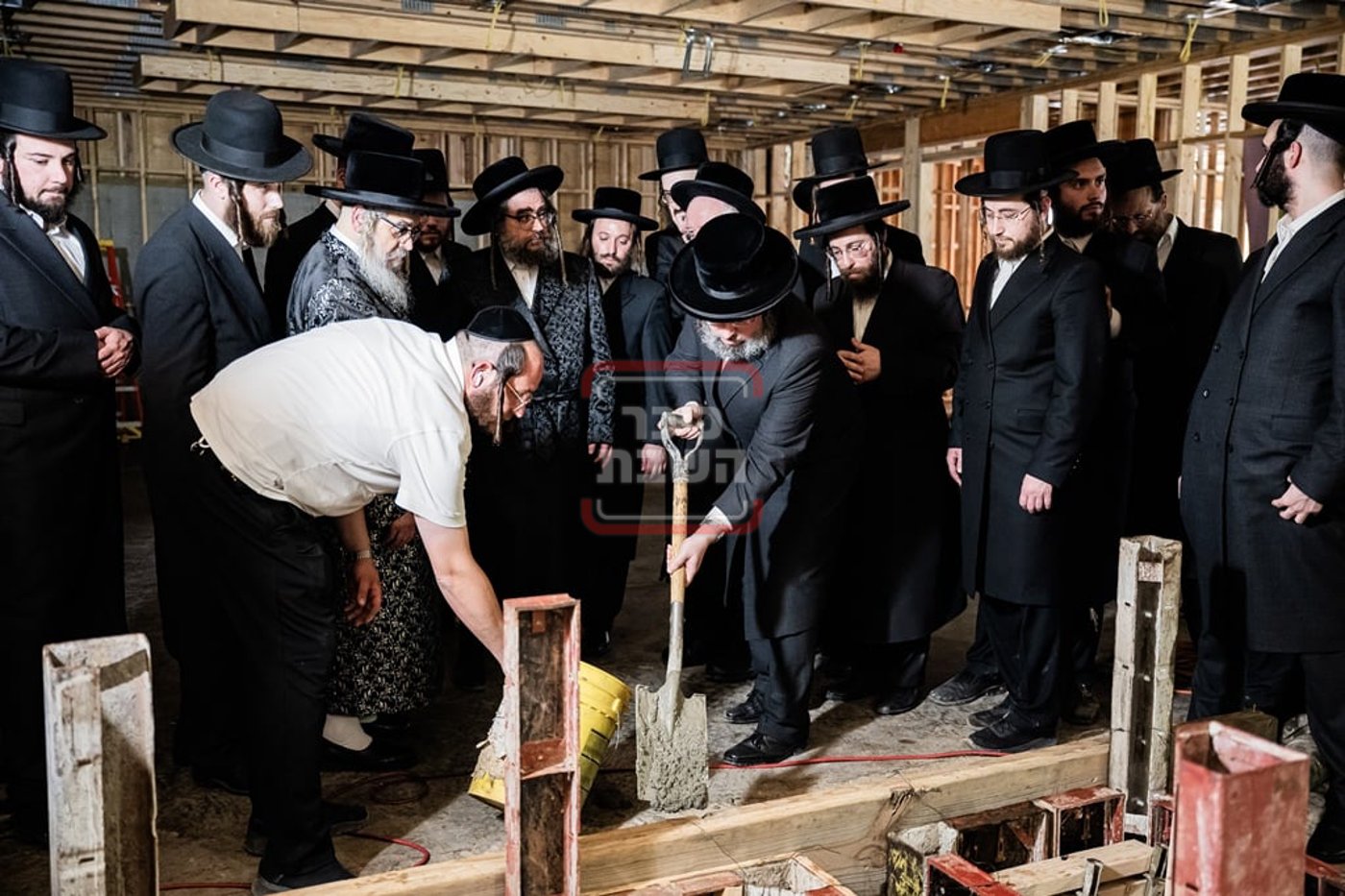 יציקת המקווה בישיבת סאטמר