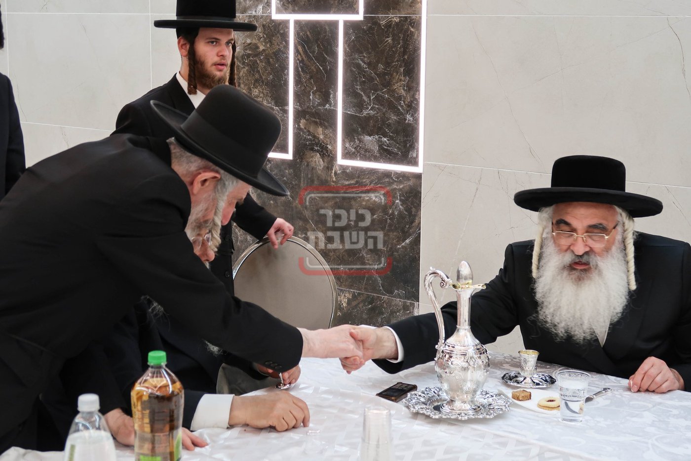 האדמו''ר מדושינסקיא בקביעת מזוזה באולם השמחות החדש 