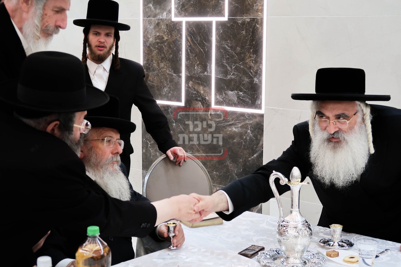 האדמו''ר מדושינסקיא בקביעת מזוזה באולם השמחות החדש 