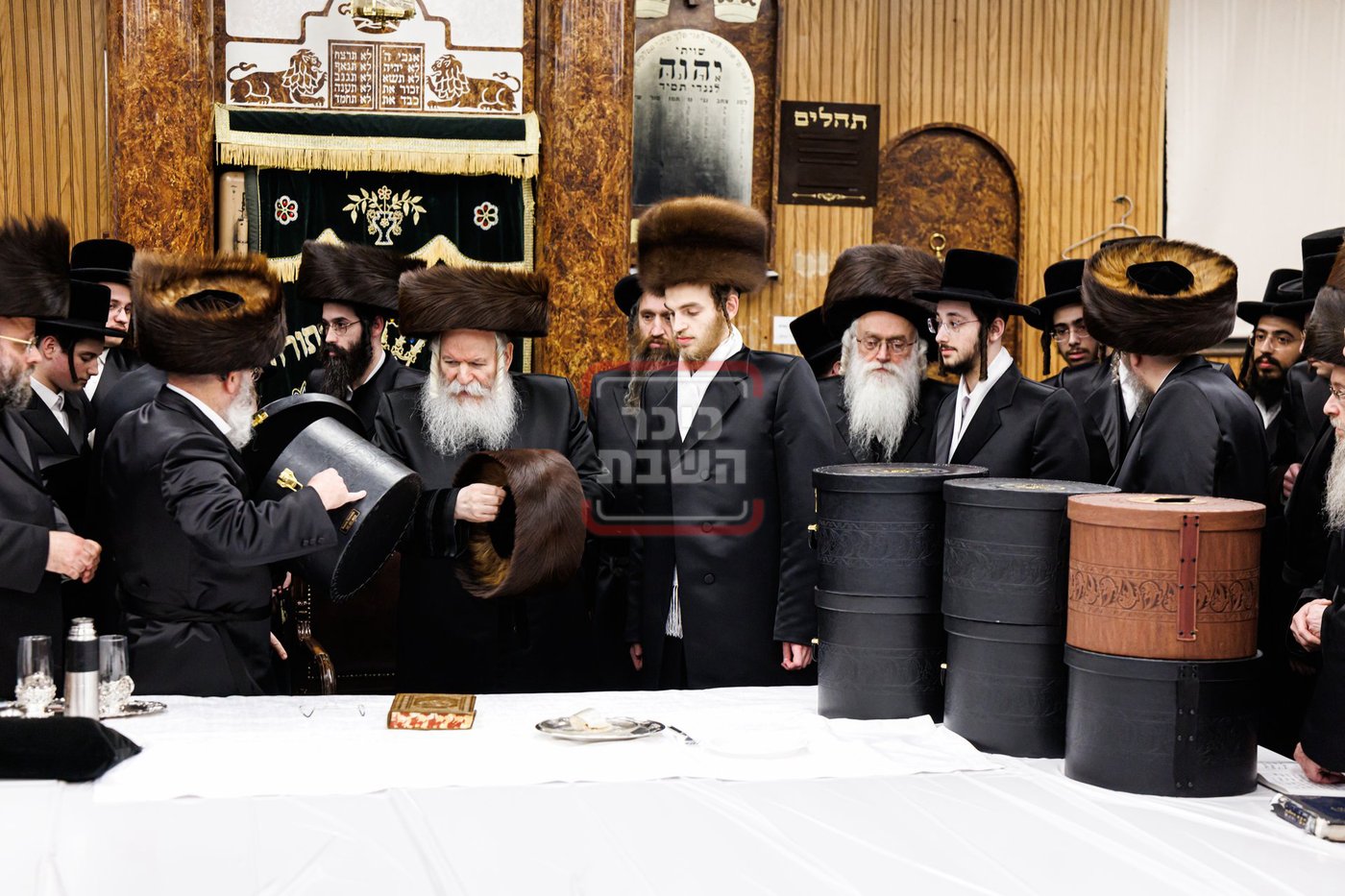האדמו"ר מבאבוב בחבישת השטריימיל על ראש נכדו החתן