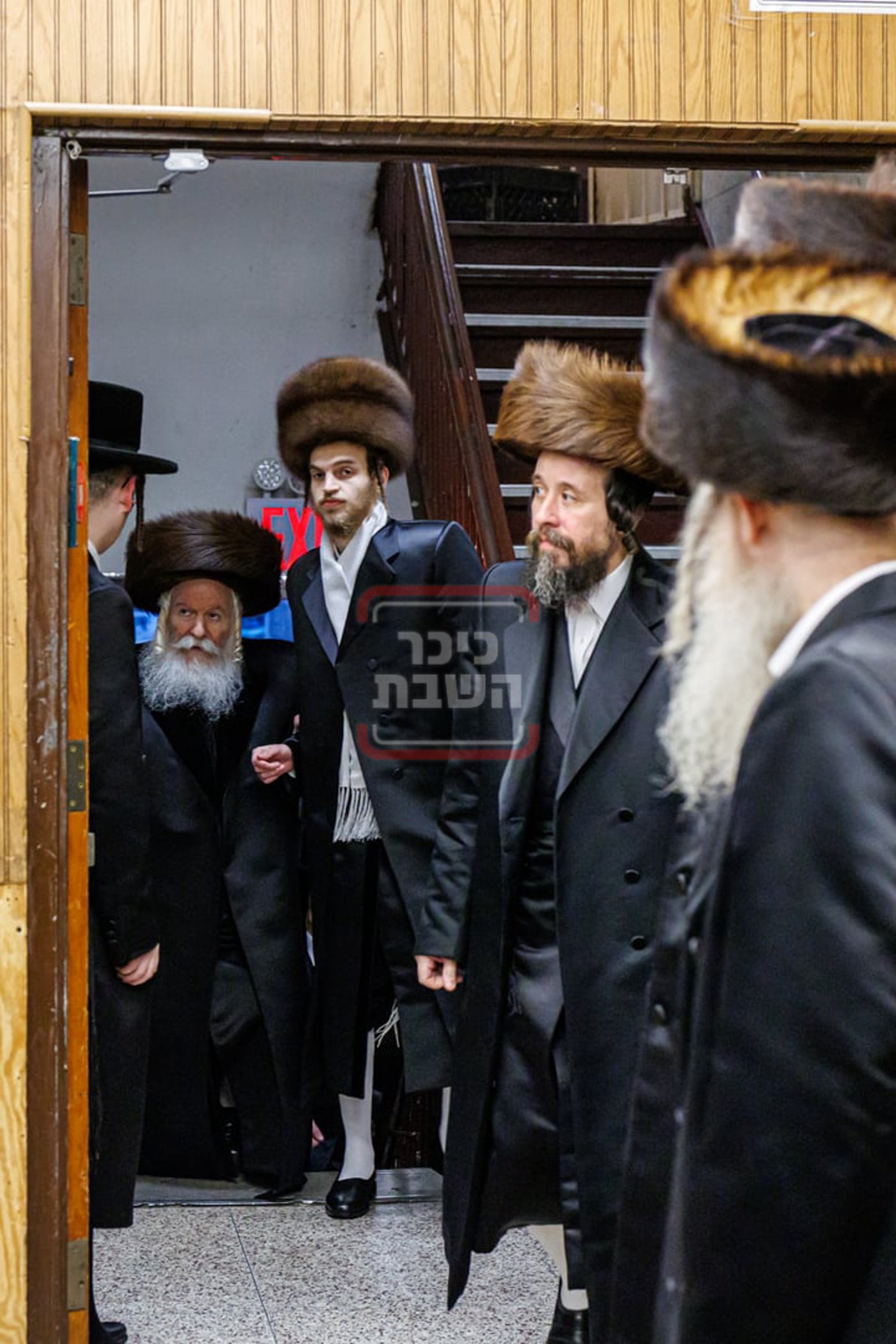 האדמו"ר מבאבוב בחבישת השטריימיל על ראש נכדו החתן