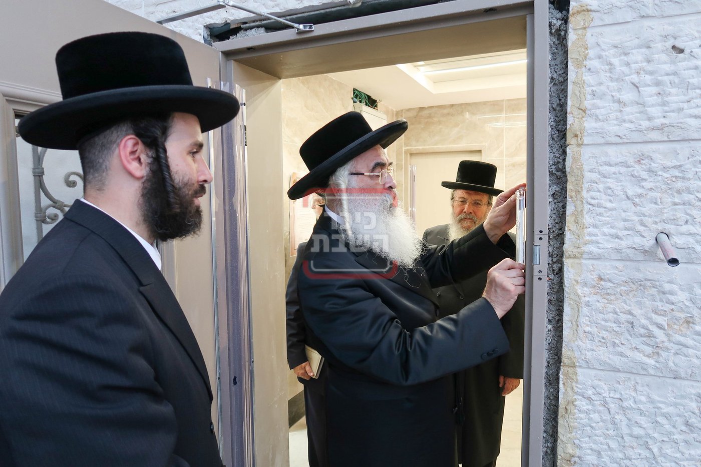 האדמו''ר מדושינסקיא בקביעת מזוזה באולם השמחות החדש 
