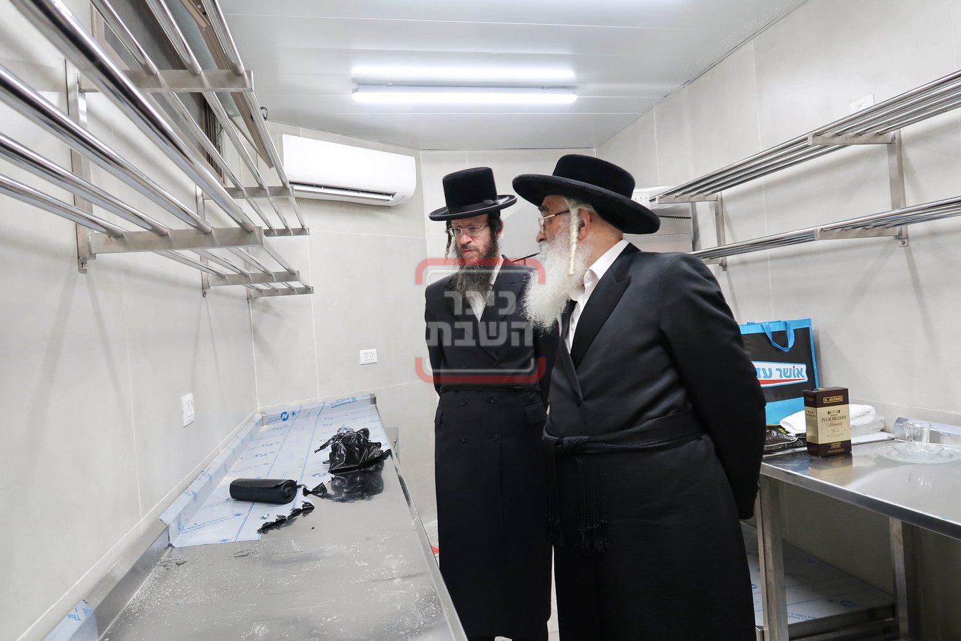 האדמו''ר מדושינסקיא בקביעת מזוזה באולם השמחות החדש 