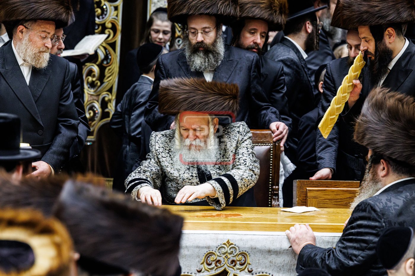 האדמו"ר מבאבוב מורח יין הבדלה