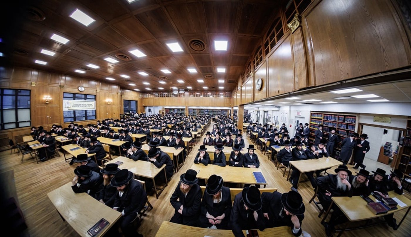 האדמו"ר מצאנז קלויזנבורג בשיחת קודש לפני תלמידי הישיבה