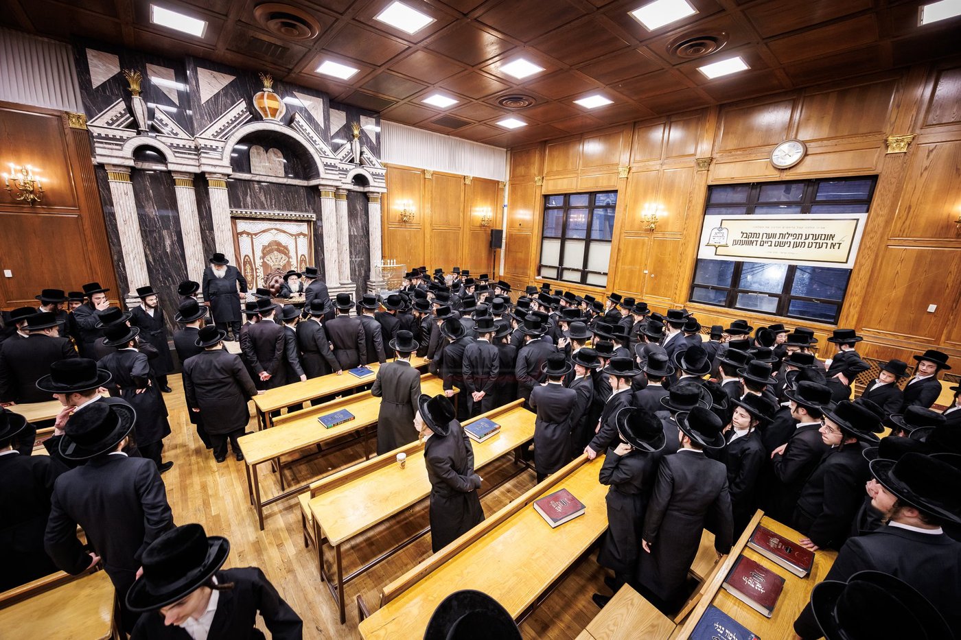 האדמו"ר מצאנז קלויזנבורג בשיחת קודש לפני תלמידי הישיבה