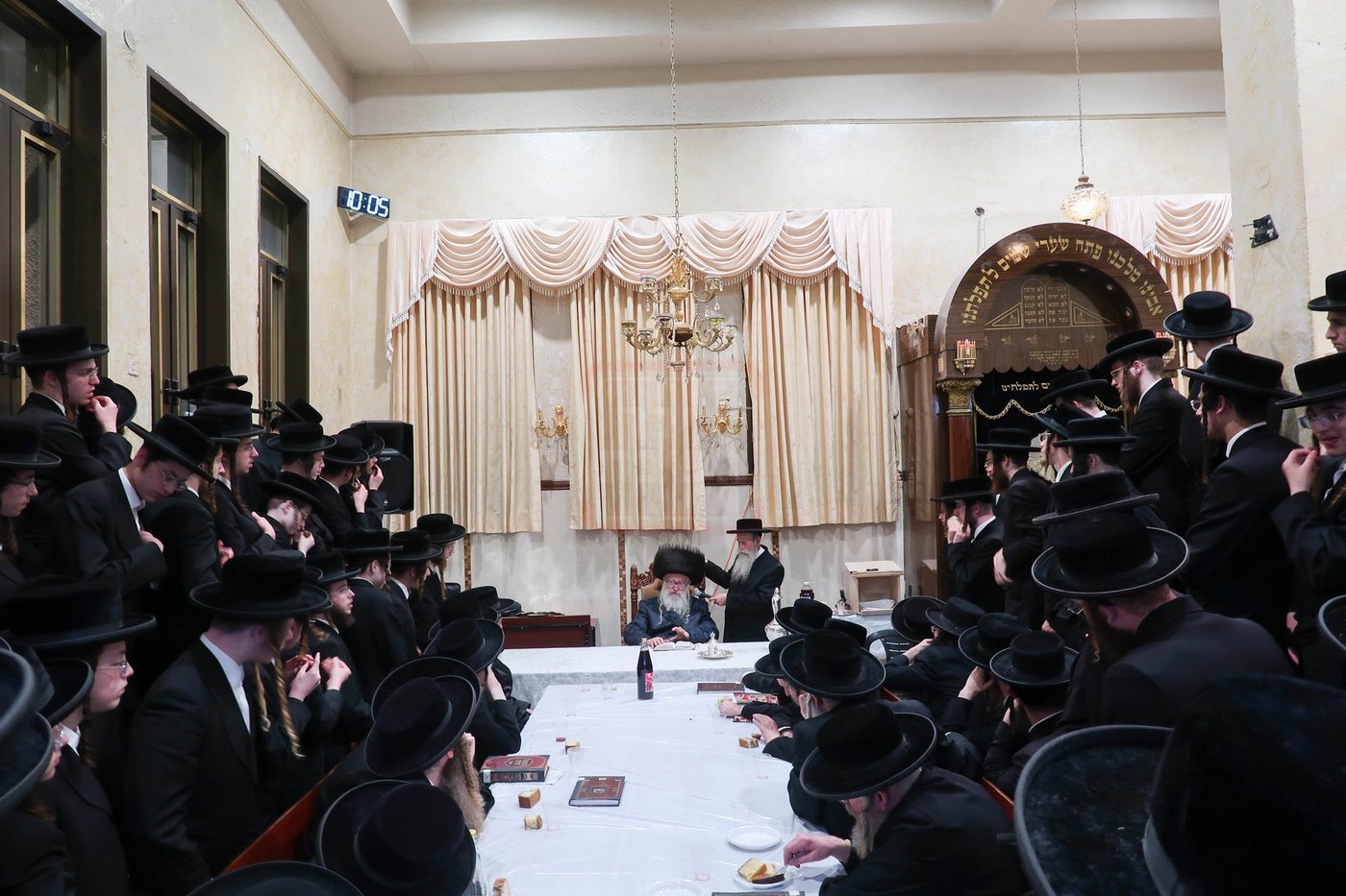 האדמו"ר ממשכנות הרועים בלחיים טיש