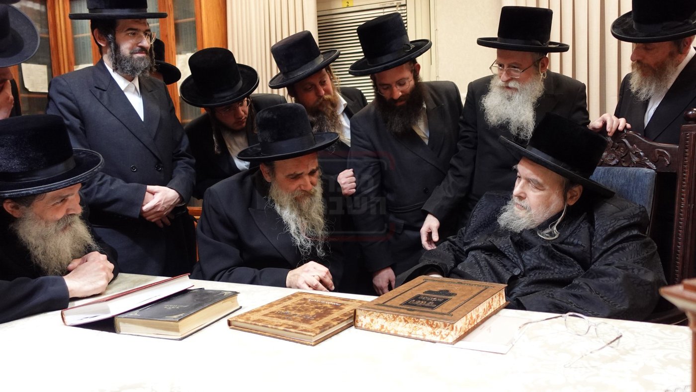 האדמו"ר מאשלג בביקור אצל האדמו"ר מבעלזא 