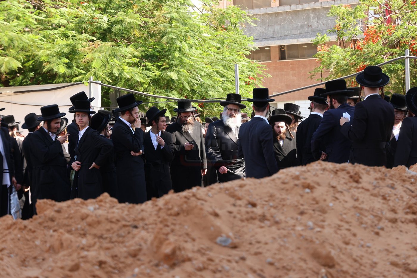 האדמו"ר מויז'ניץ בית שמש בסיור באחד הפרוייקטים בעבר