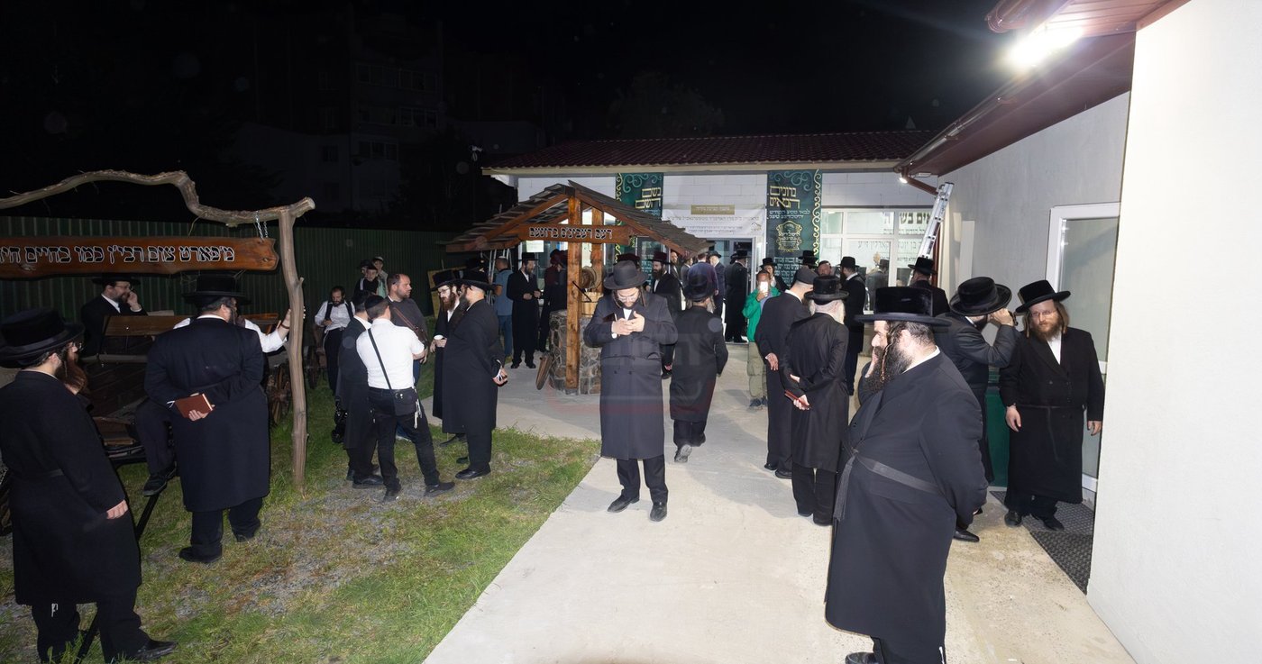 החסידים בבית רבנו בלודמיר ביום ההילולא