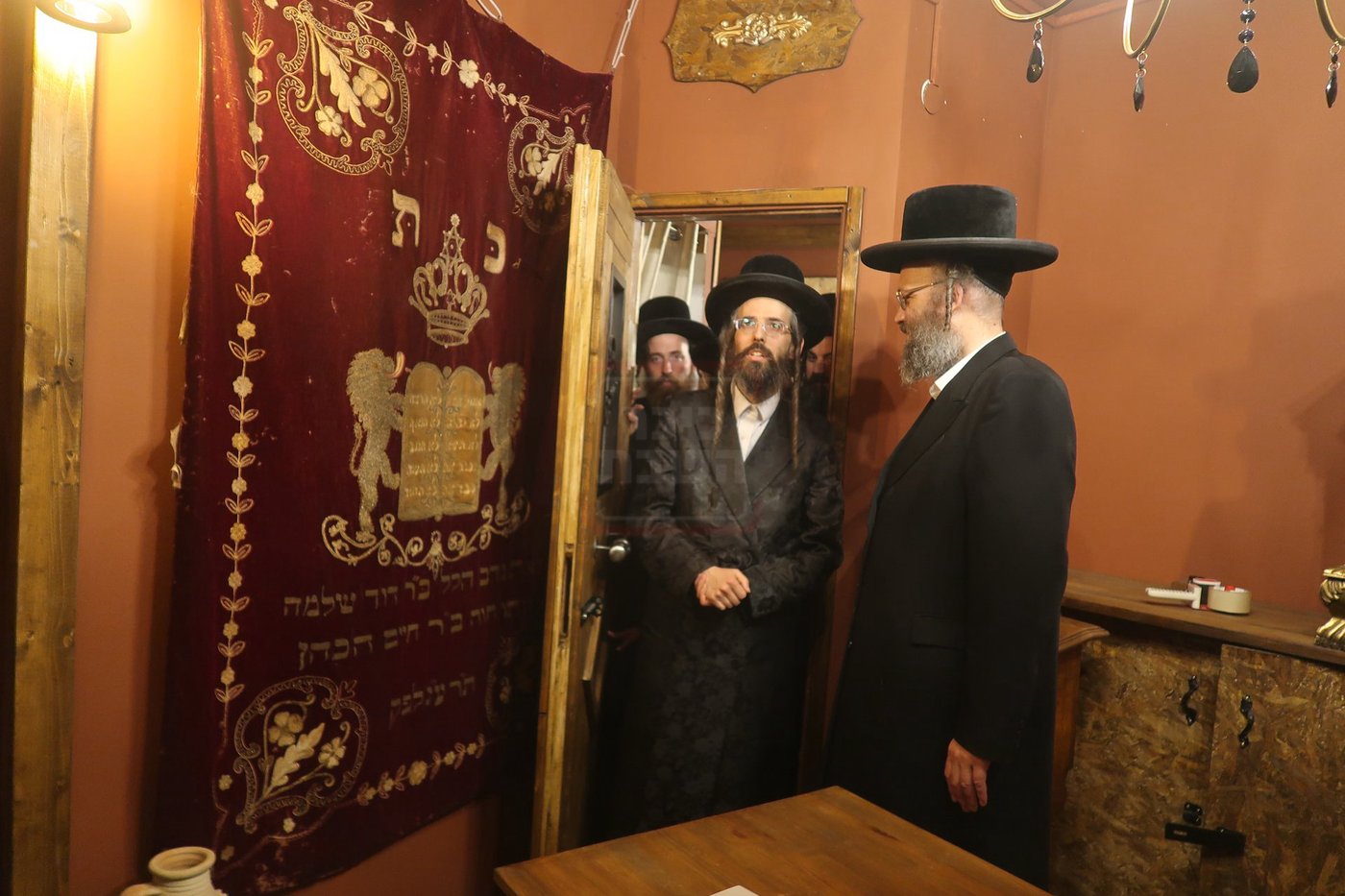 האדמו"ר מזוועהיל בביקור בחדר הסודות של הצדיק משטפנשט 