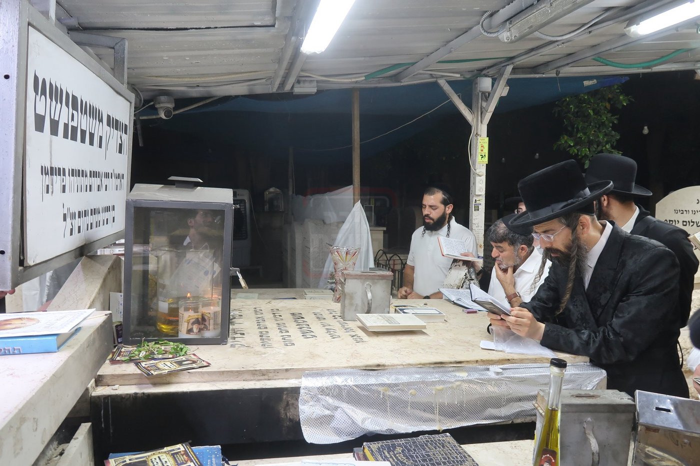 האדמו"ר מזוועהיל בתפילה בציון הצדיק משטפנשט 