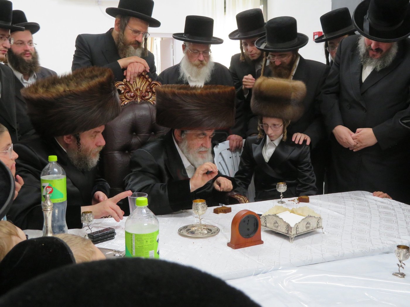 האדמו"ר מויז'ניץ בהנחת תפילין לנכדו משה יהושע הגר