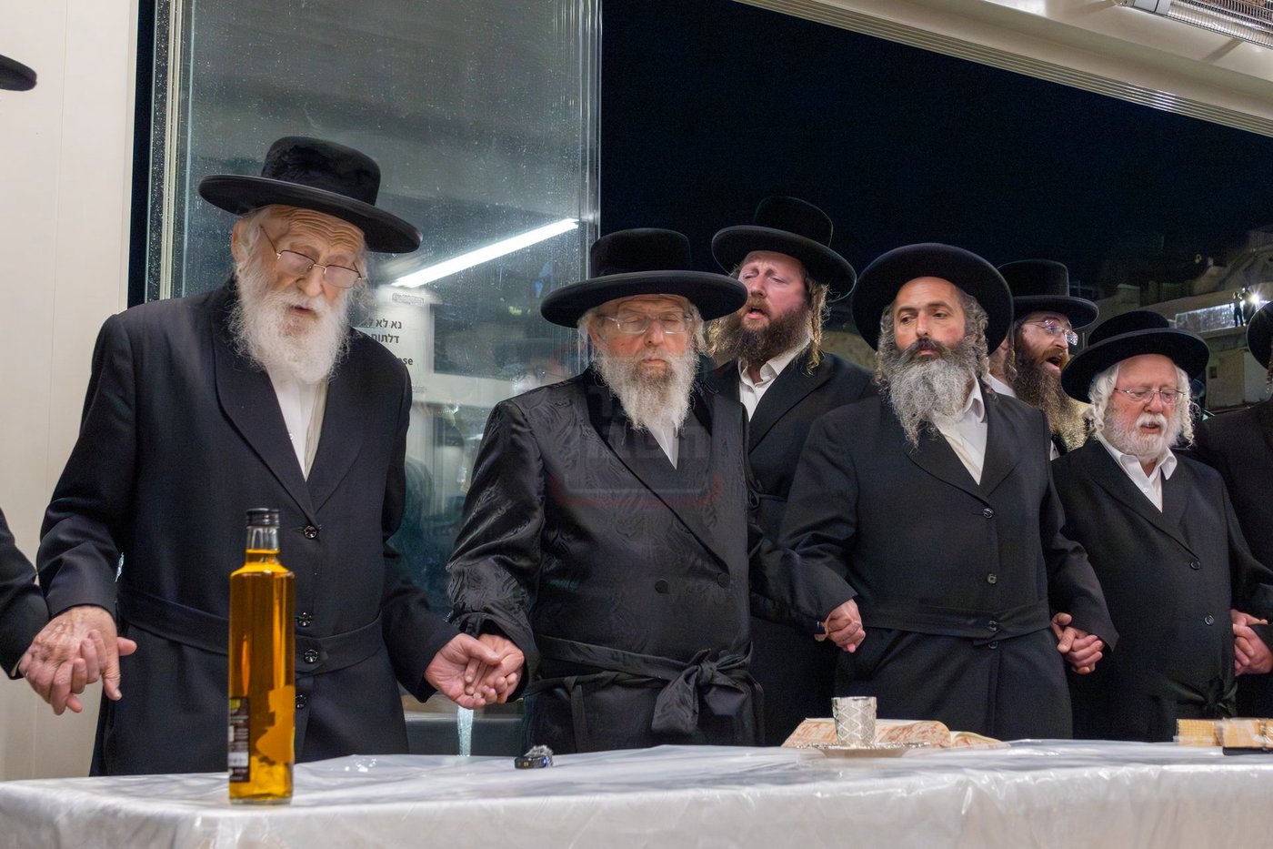 האדמו"ר מפינסק קרלין בטיש לחיים לאחר קידוש לבנה בצאת הצום