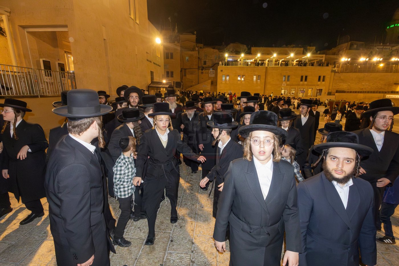 האדמו"ר מפינסק קרלין בטיש לחיים לאחר קידוש לבנה בצאת הצום