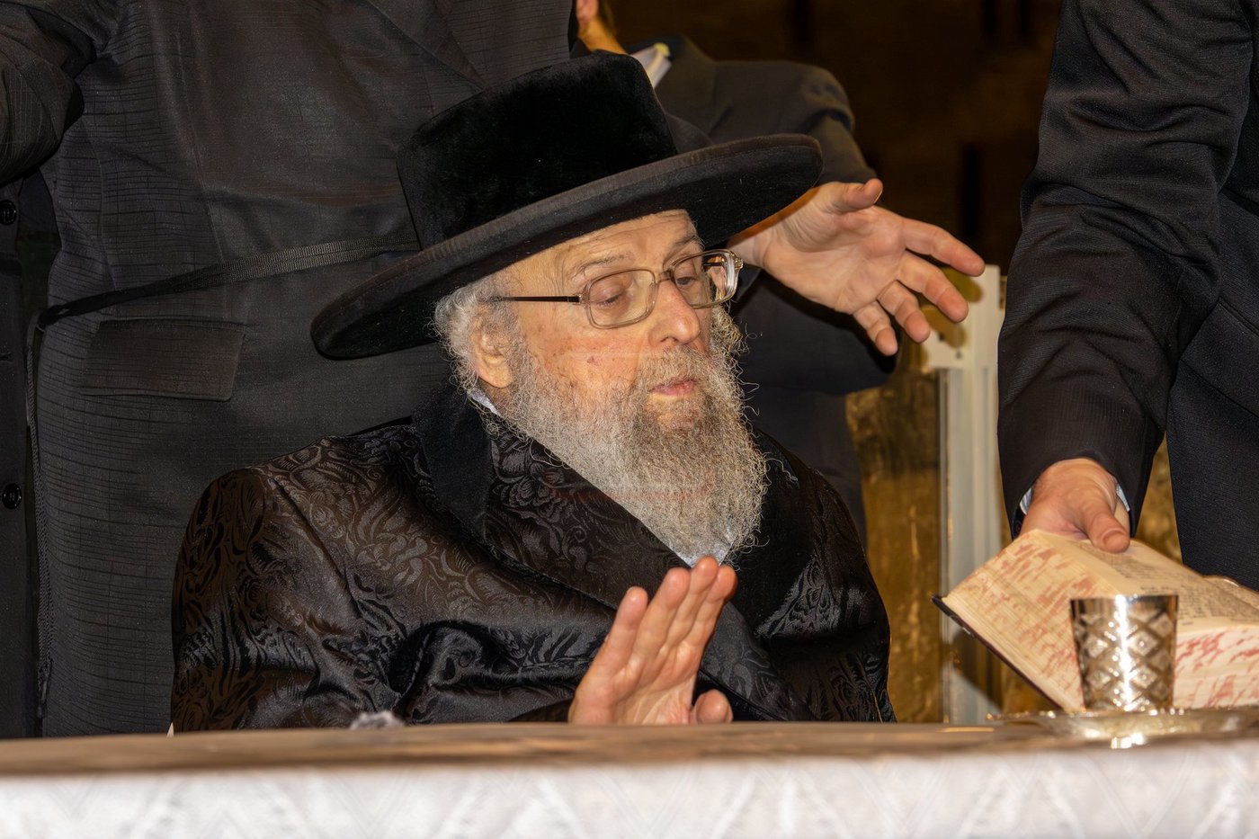 האדמו"ר מפינסק קרלין בטיש לחיים לאחר קידוש לבנה בצאת הצום