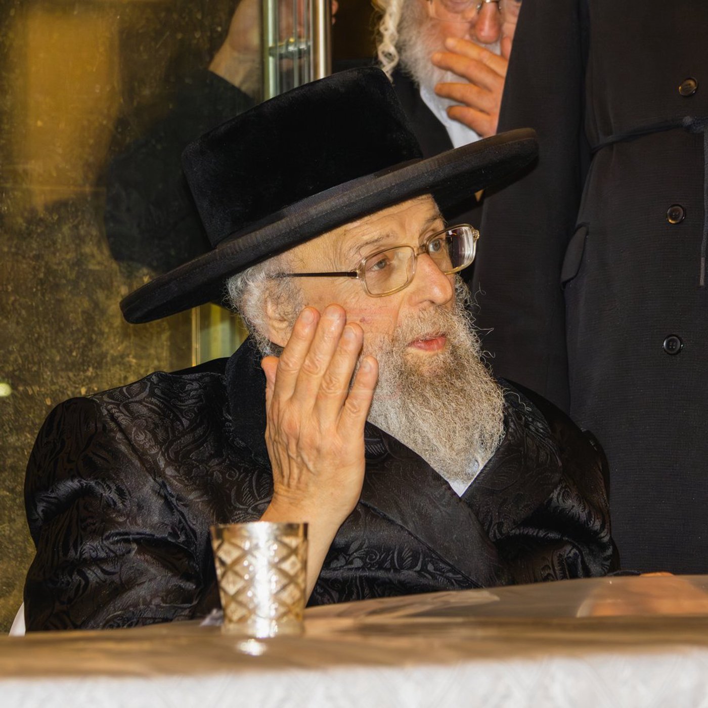 האדמו"ר מפינסק קרלין בטיש לחיים לאחר קידוש לבנה בצאת הצום