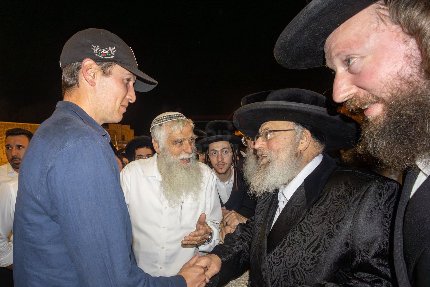 האדמו"ר מפינסק קרלין עם ג'ארד קושנר בכותל המערבי בצאת הצום