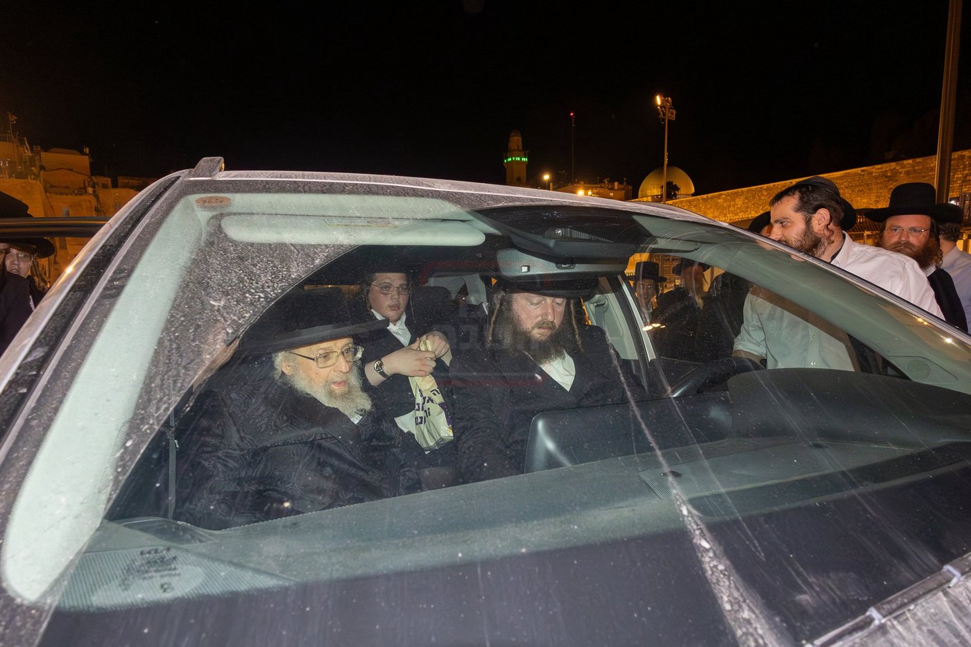 האדמו"ר מפינסק קרלין בטיש לחיים לאחר קידוש לבנה בצאת הצום