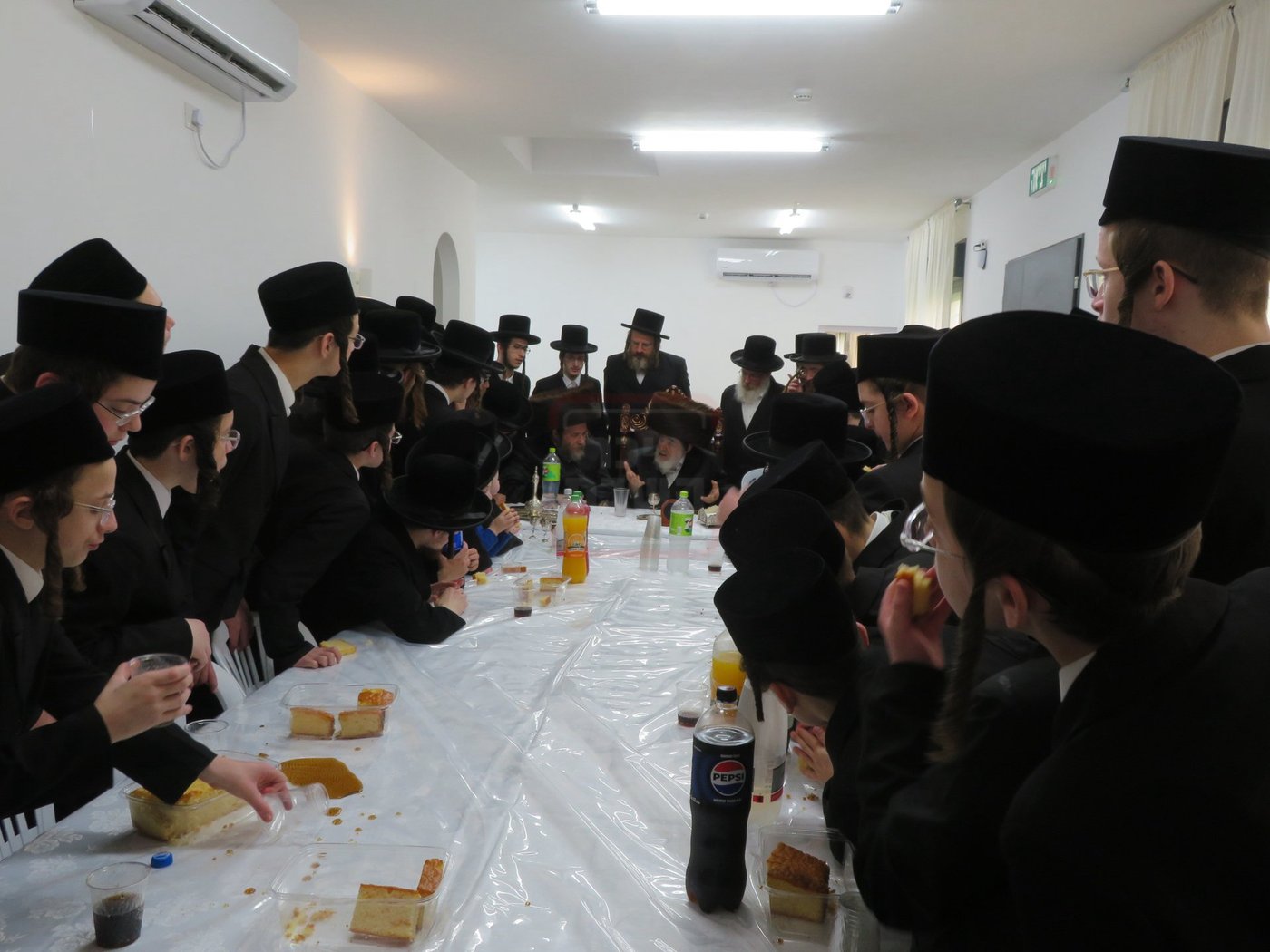 האדמו"ר מויז'ניץ בהנחת תפילין לנכדו משה יהושע הגר