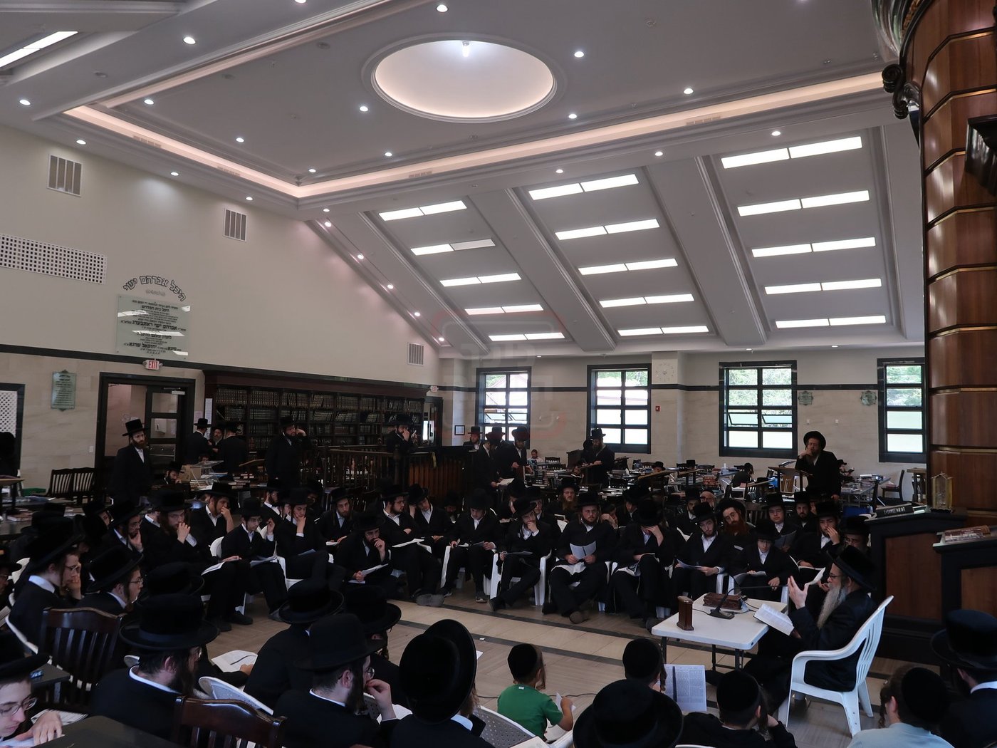 תשעה באב בחצה"ק צאנז זוועהיל