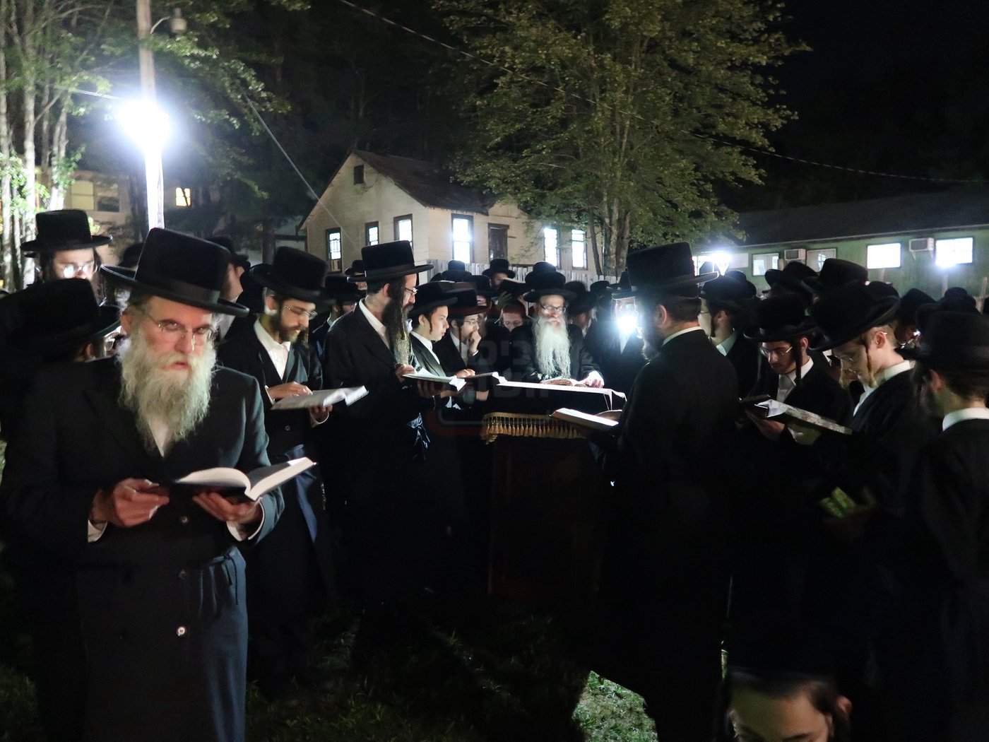 תשעה באב בחצה"ק צאנז זוועהיל