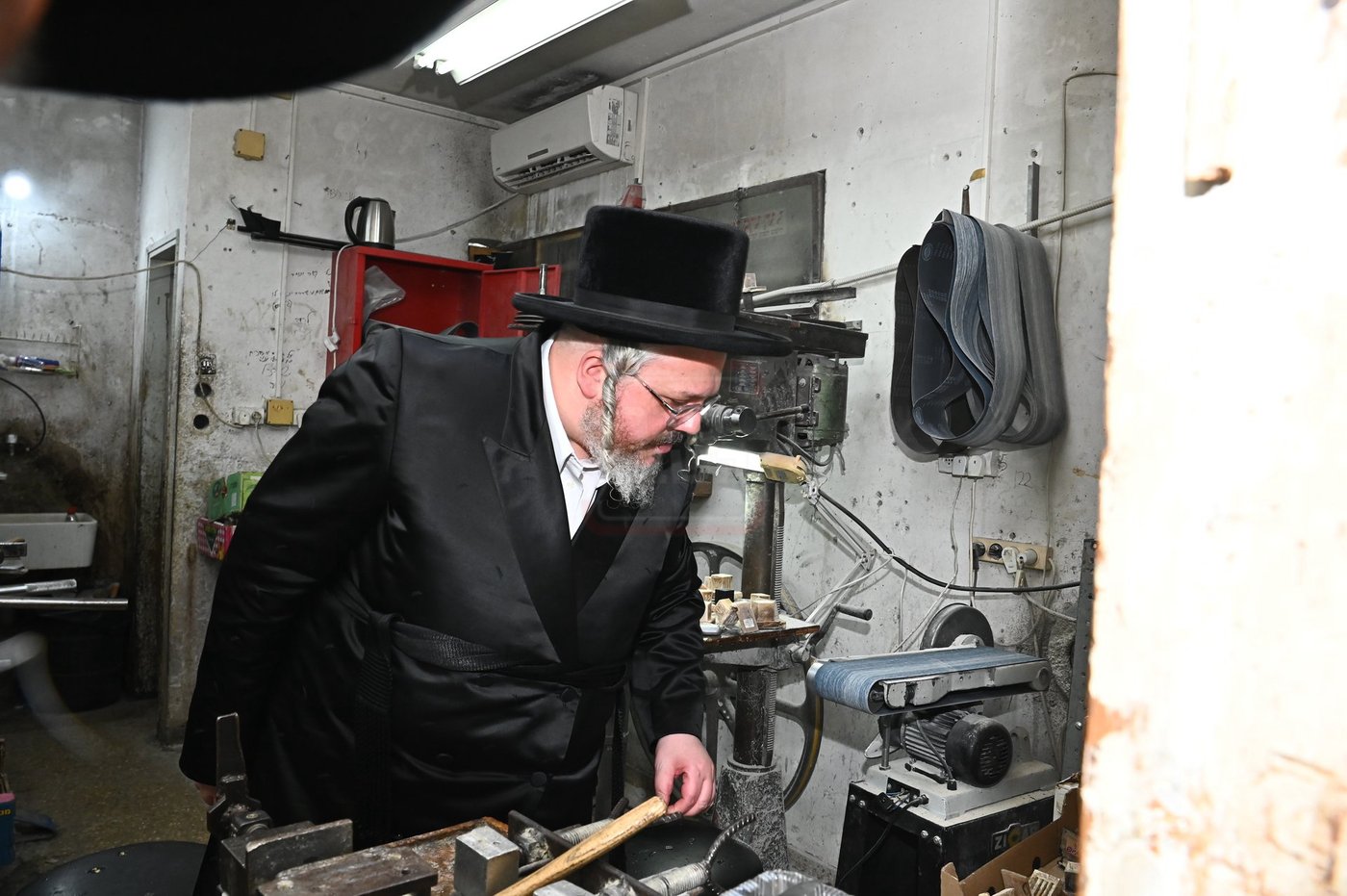 הרה"צ רבי אהרן מרדכי רוקח בביקור במפעל תפילין בבני ברק