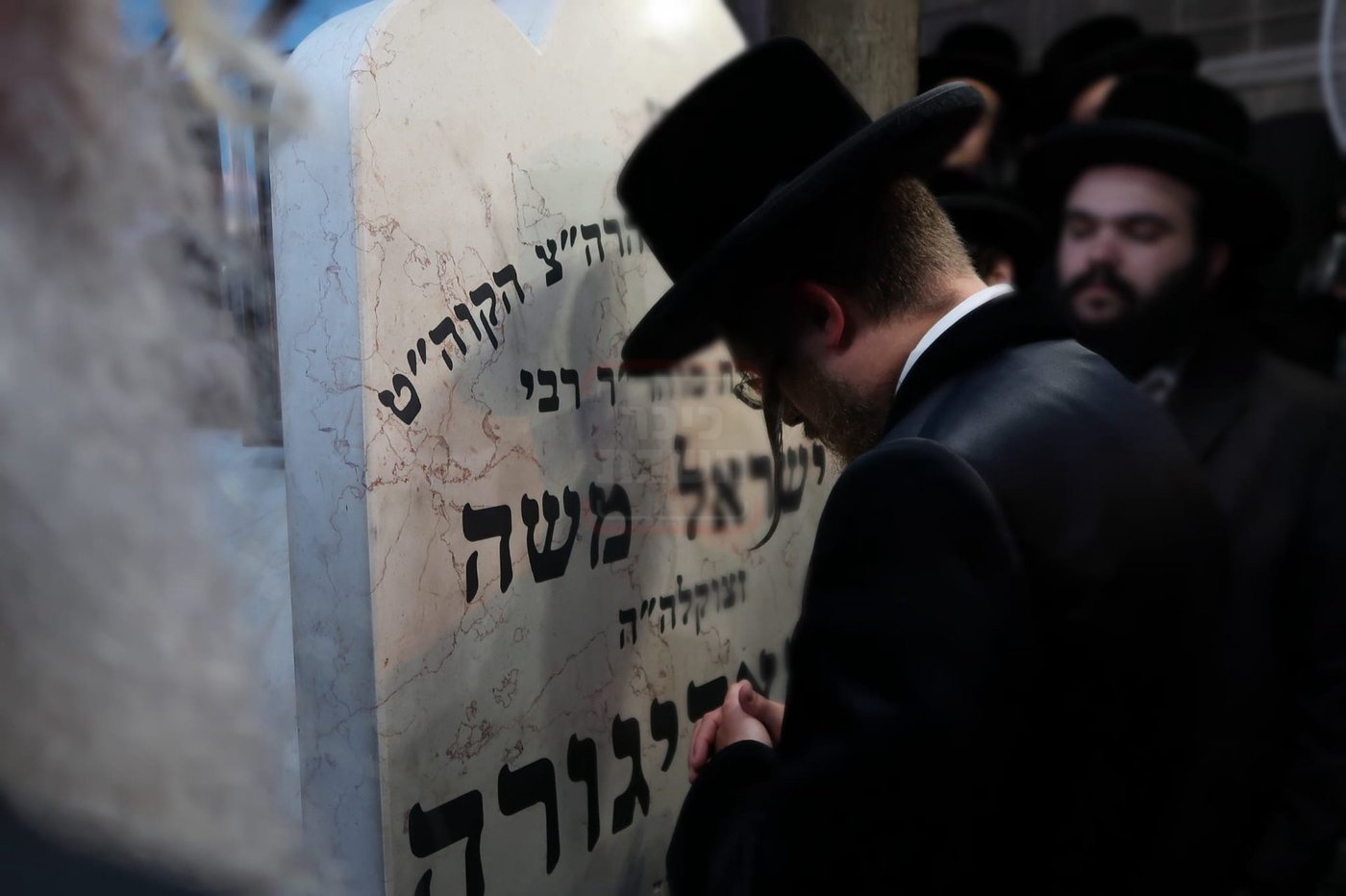 האדמו"ר מסאדיגורה בהשתטחות על הציון הק'