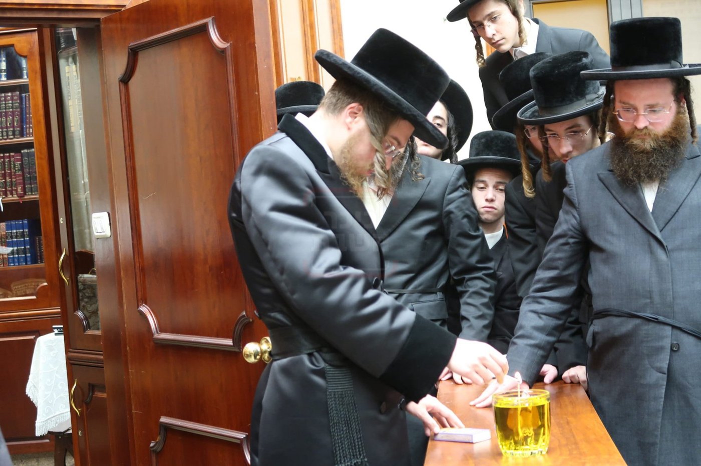 האדמו"ר מסאדיגורה מדליק נר נשמה בפתח הדאווין שטוב