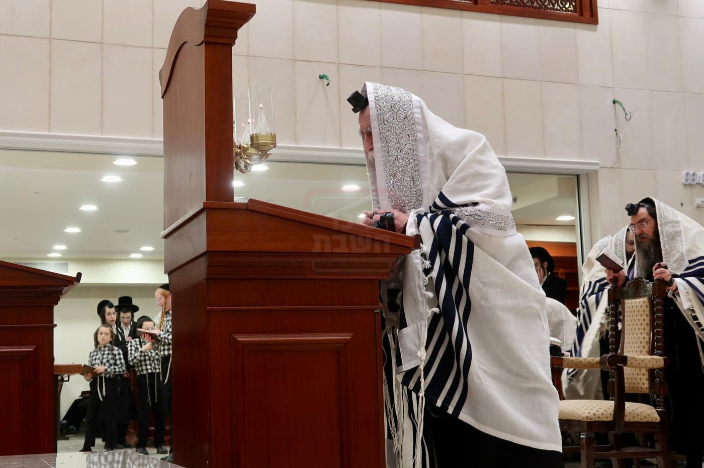 האדמו"ר ממחנובקא בעלזא בתפילת שחרית ביום ההילולא