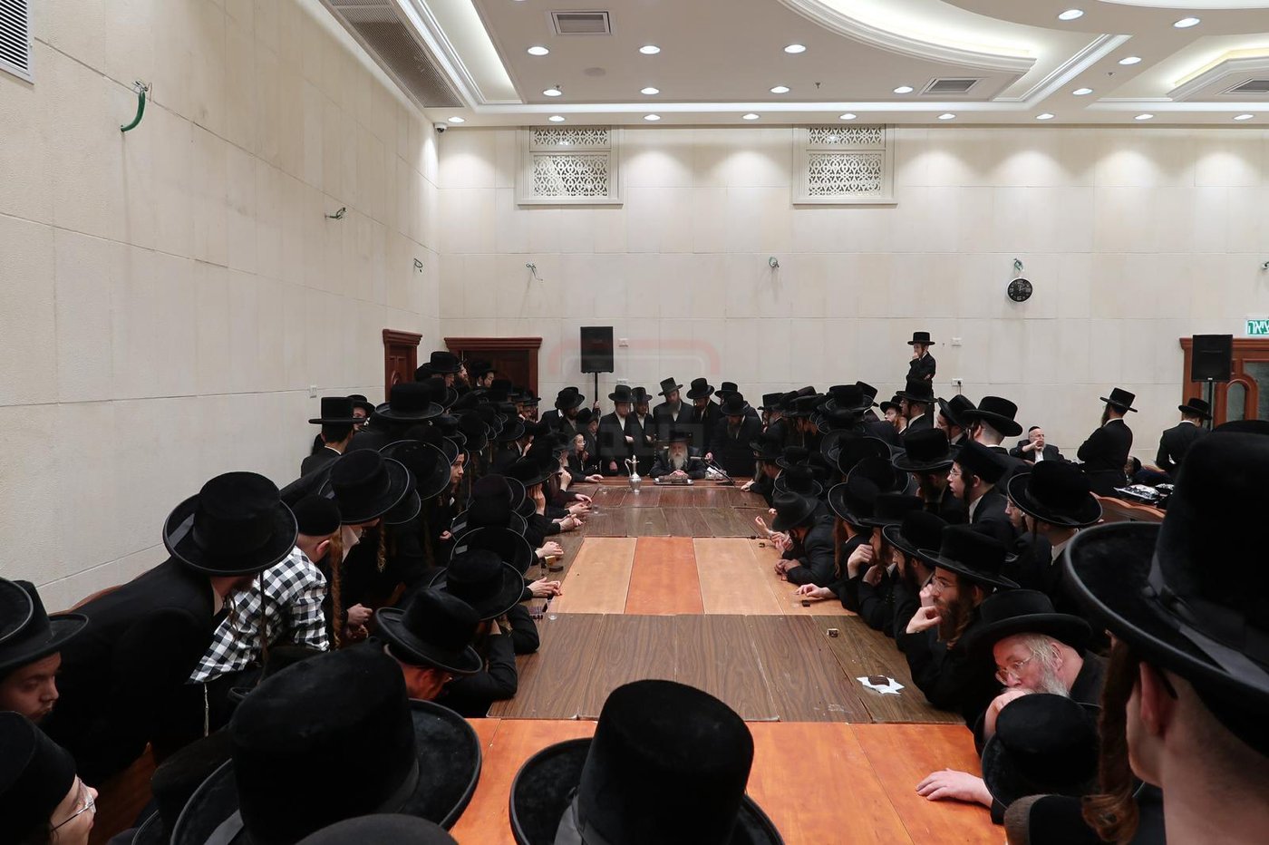 האדמו"ר ממחנובקא בעלזא בטיש לחיים לאחר שחרית