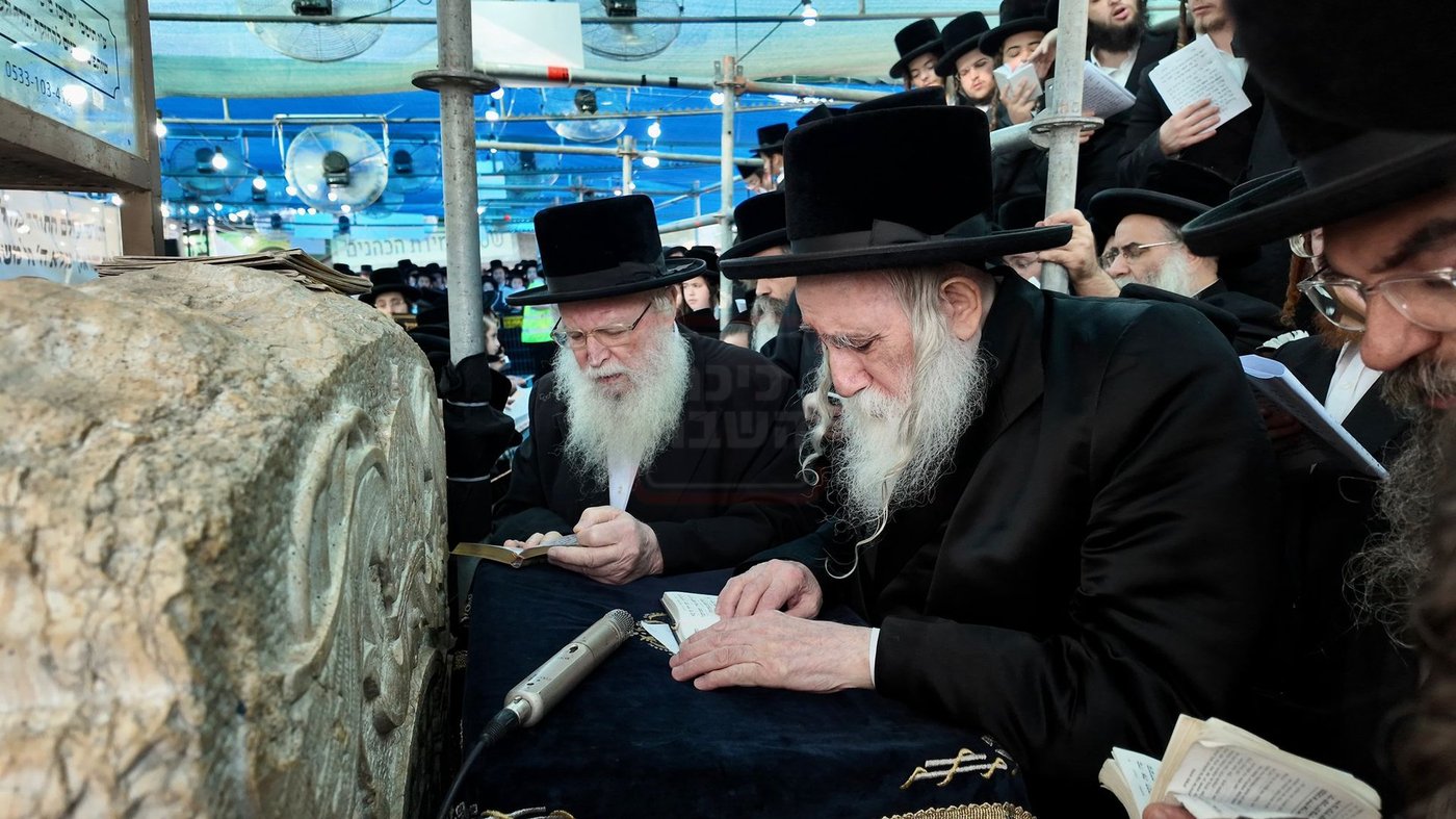 האדמו"ר ממחנובקא בעלזא בעליה לציון בהר המנוחות