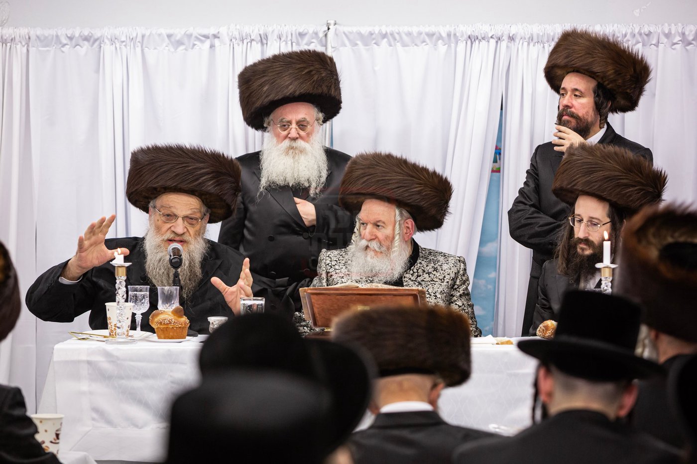 האדמו"ר מבאבוב במסיבת מלווה מלכה עם תלמידיו