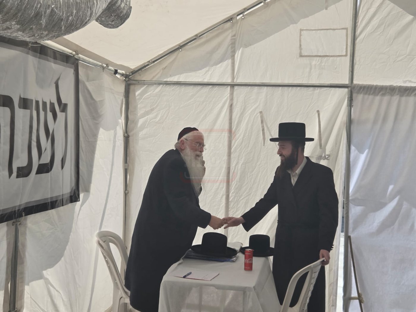הרב זאב הגר בפגישה עם פרוש באוהל המחאה