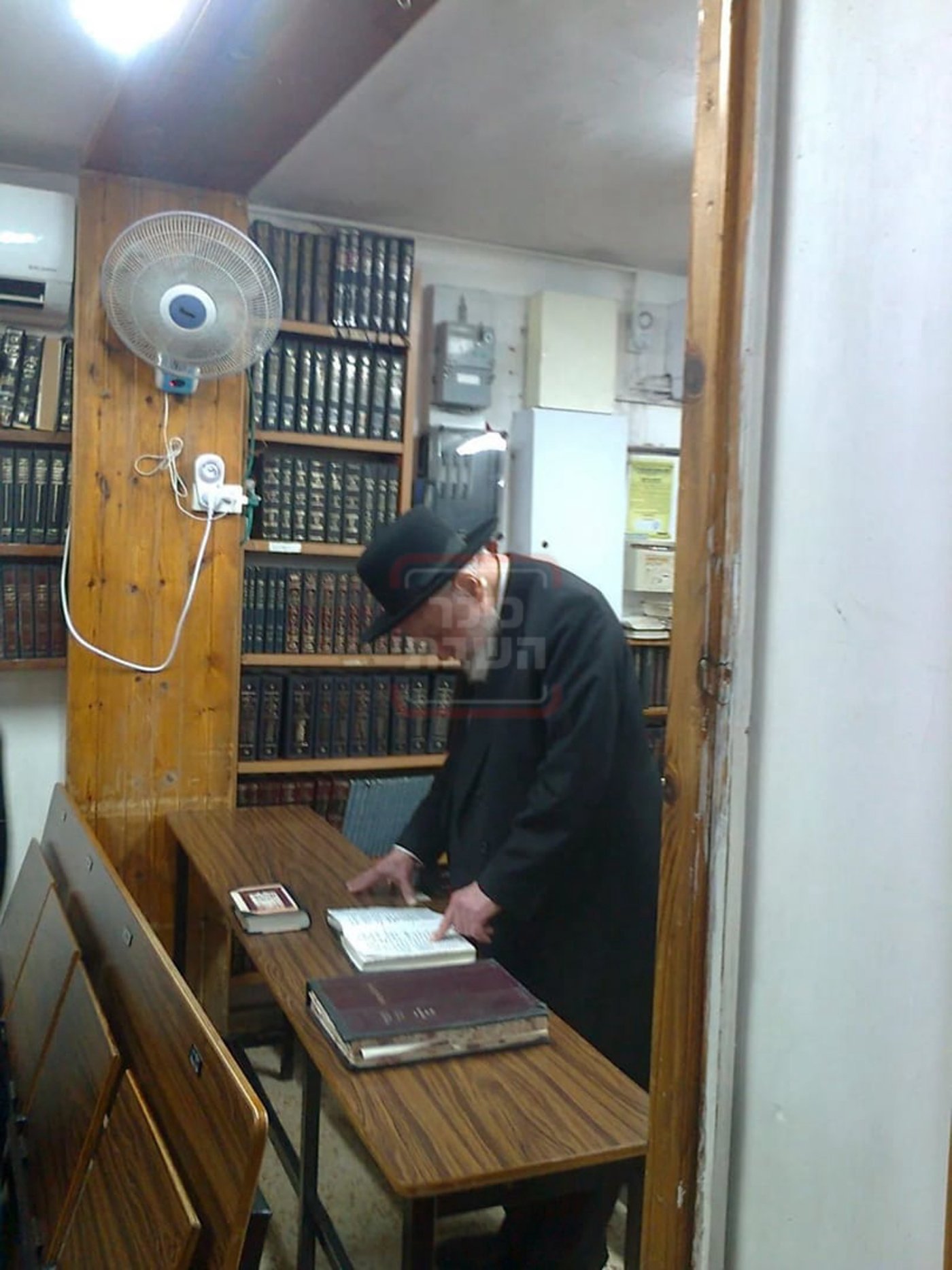 הגאון רבי משה הלל הירש בתפילת ערבית